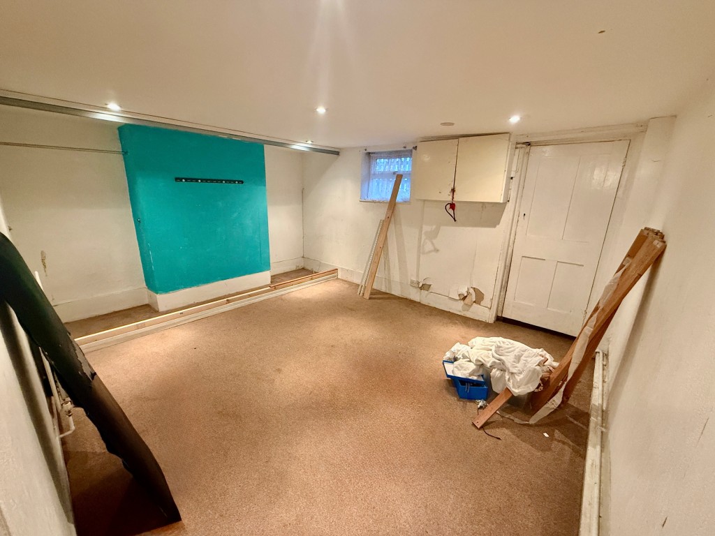 Lot: 123 - FOUR-BEDROOM HOUSE FOR IMPROVEMENT - Lower ground floor bedroom two